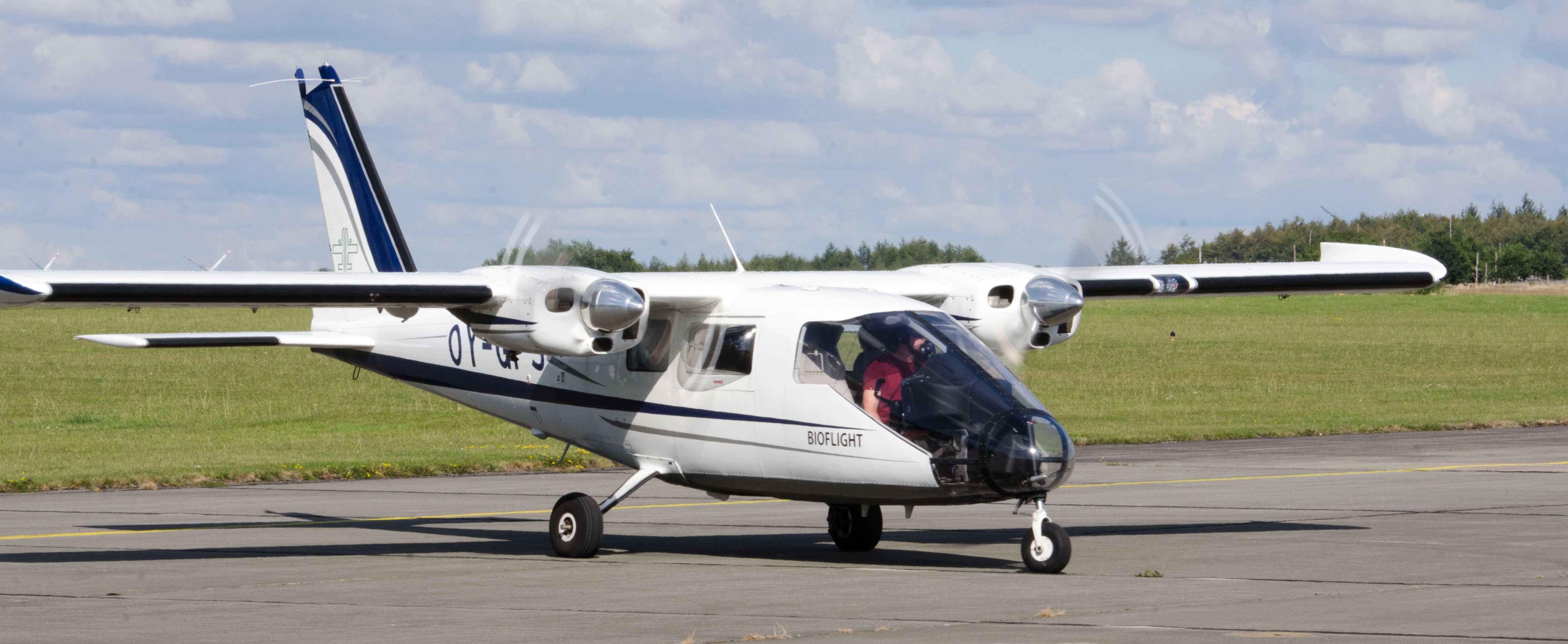Flugzeug auf einer Startbahn